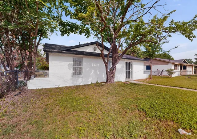 Photo 2 of Single family home for sale at 301 Stoneport Dr, Dallas, TX 75217 | MLS# 21404360 | Listing updated on 2026-10-06