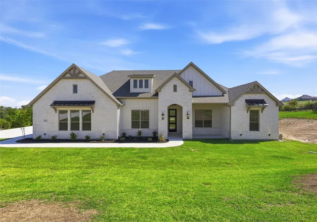 Single family home for sale at 131 Oak Meadow Ln, Weatherford, TX 76085 | MLS# 21404145