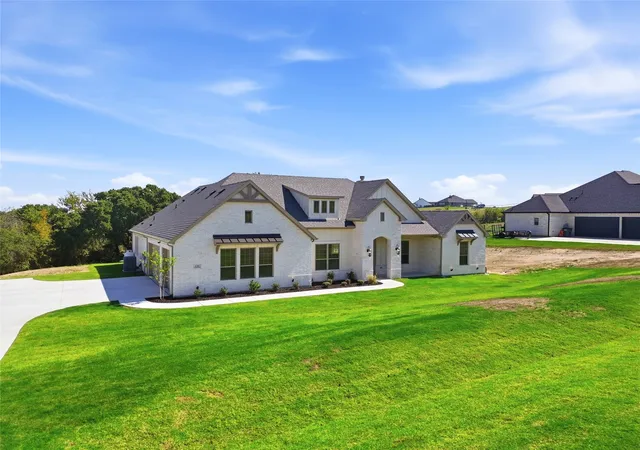 Photo 3 of Single family home for sale at 131 Oak Meadow Ln, Weatherford, TX 76085 | MLS# 21404145 | Listing updated on 2026-10-10