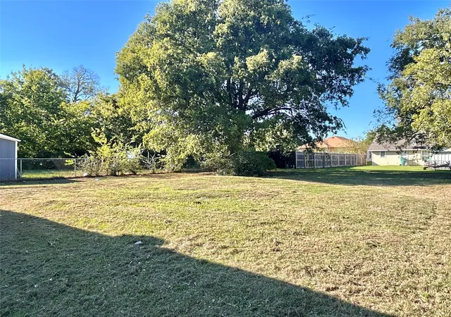 Photo 3 of Single family home for sale at 1819 E May St, Sherman, TX 75090 | MLS# 21399545 | Listing updated on 2026-10-09