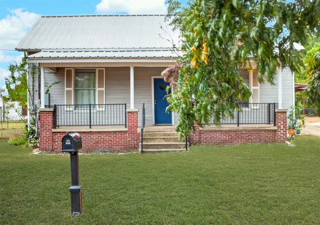 Photo 1 of Single family home for sale at 102 Poplar St, Marshall, TX 75670 | MLS# 21404777 | Listing updated on 2026-10-06