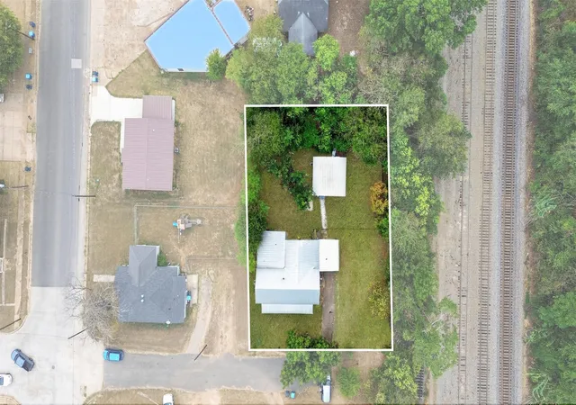 Photo 3 of Single family home for sale at 102 Poplar St, Marshall, TX 75670 | MLS# 21404777 | Listing updated on 2026-10-06