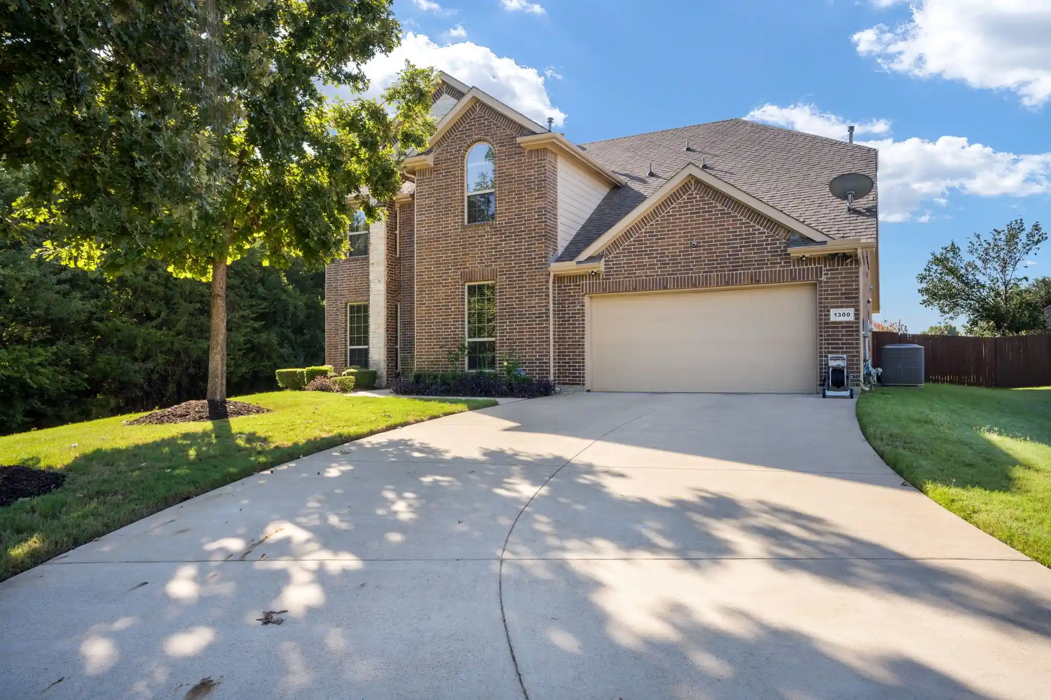 Photo 1 of Single family home for sale at 1300 Bellingham Cir, Red Oak, TX 75154 | MLS# 21404666 | Listing updated on 2026-10-24