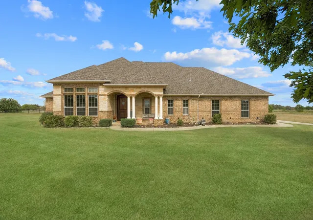 Photo 2 of Single family home for sale at 1066 Cyn Lake Rd, Wills Point, TX 75169 | MLS# 21402680 | Listing updated on 2026-10-10