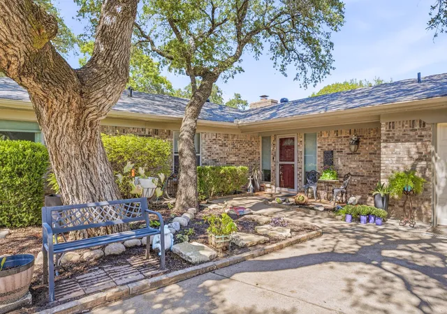 Photo 2 of Single family home for sale at 4304 Acoma Ct, Granbury, TX 76048 | MLS# 21403980 | Listing updated on 2026-10-06