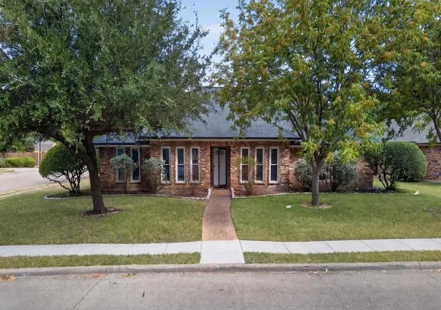 Photo 2 of Single family home for sale at 901 Willow Brk Dr, Allen, TX 75002 | MLS# 21380332 | Listing updated on 2026-10-08