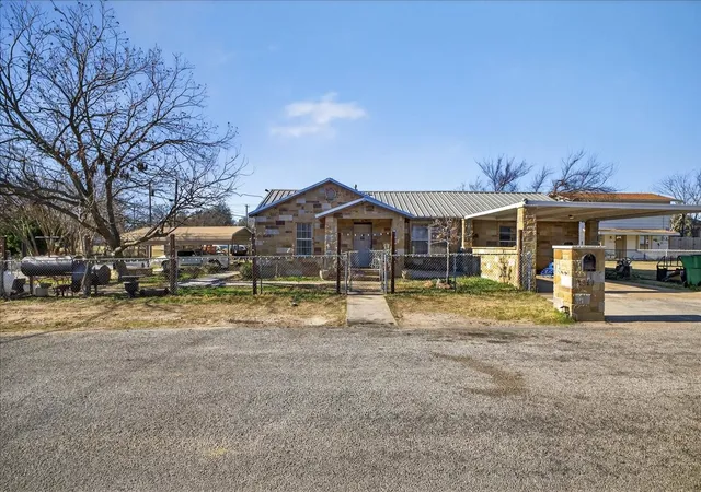 Photo 2 of Single family home for sale at 1310 N Estes St, Stephenville, TX 76401 | MLS# 21404955 | Listing updated on 2026-10-07