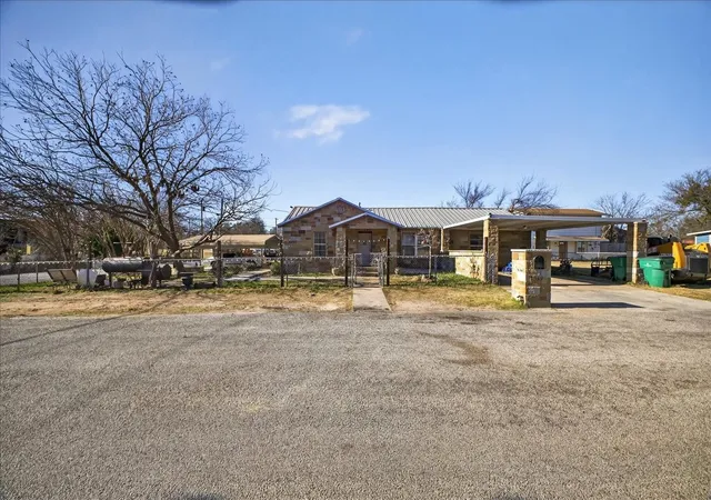 Photo 3 of Single family home for sale at 1310 N Estes St, Stephenville, TX 76401 | MLS# 21404955 | Listing updated on 2026-10-07
