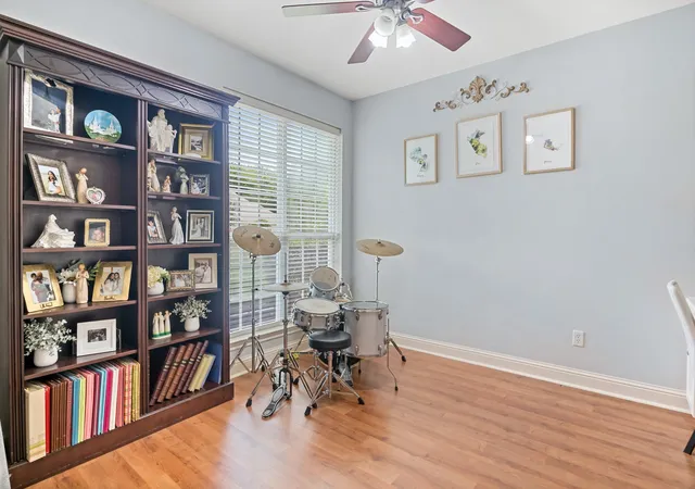 Photo 2 of Single family home for sale at 910 Holly Hl, Mount Pleasant, TX 75455 | MLS# 21402372 | Listing updated on 2026-10-07