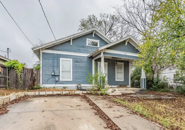 Photo 1 of Single family home for sale at 212 N Ruddell St, Denton, TX 76205 | MLS# 21404772 | Listing updated on 2026-10-07