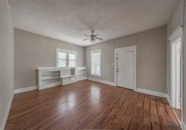 Photo 3 of Single family home for sale at 212 N Ruddell St, Denton, TX 76205 | MLS# 21404772 | Listing updated on 2026-10-07