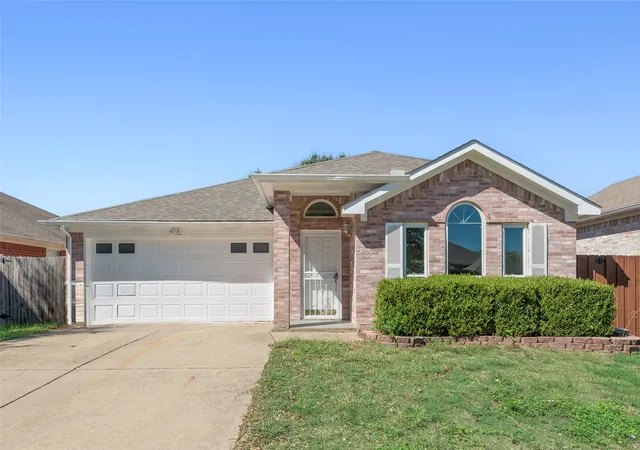 Single family home for sale at 7016 Snowivy Ct, Arlington, TX 76001 | MLS# 21405040