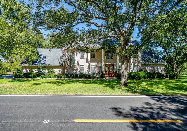 Photo 3 of Mansion for sale at 8412 Ravenswood Rd, Granbury, TX 76049 | MLS# 21396686 | Listing updated on 2026-10-10