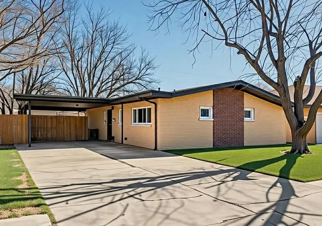 Photo 1 of Single family home for sale at 302 Meadow Dr, Gainesville, TX 76240 | MLS# 21405068 | Listing updated on 2026-10-07