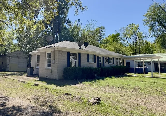 Photo 2 of Single family home for sale at 816 Finney St, Sulphur Springs, TX 75482 | MLS# 21405109 | Listing updated on 2026-10-07