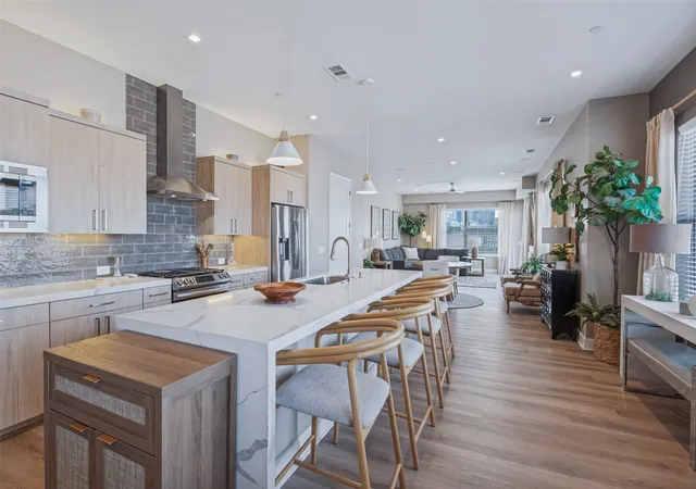 Photo 2 of Condo for sale at 1901 S Harwood St #305, Dallas, TX 75215 | MLS# 21404997 | Listing updated on 2026-10-07
