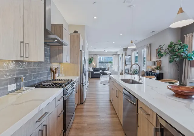 Listing Photo 4 - Condo for sale in building located at 1901 S Harwood St, Dallas, TX 75215 - Unit #305