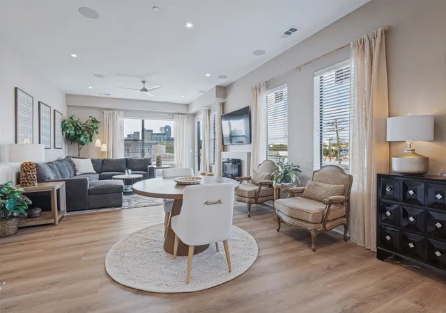 Listing Photo 5 - Condo for sale in building located at 1901 S Harwood St, Dallas, TX 75215 - Unit #305