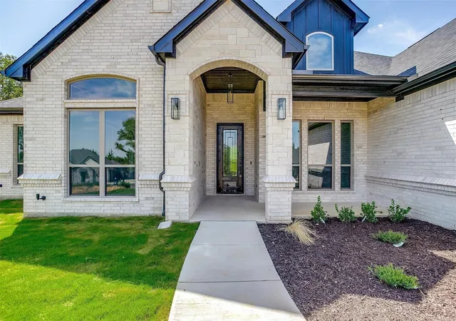 Photo 3 of Single family home for sale at 1007 Meadow Wood Ter, Azle, TX 76020 | MLS# 21404426 | Listing updated on 2026-10-10