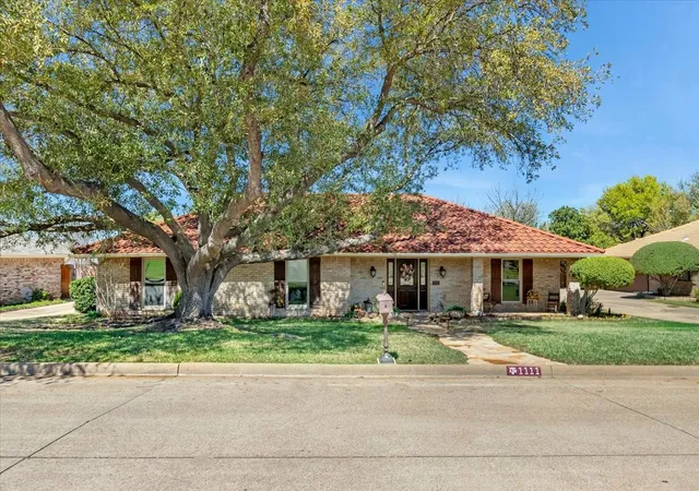 Photo 1 of Single family home for sale at 1111 Berkshire Ct, Roanoke, TX 76262 | MLS# 21397885 | Listing updated on 2026-10-10