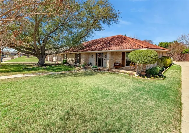 Photo 3 of Single family home for sale at 1111 Berkshire Ct, Roanoke, TX 76262 | MLS# 21397885 | Listing updated on 2026-10-10