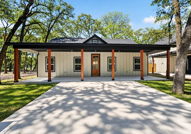 Photo 2 of Single family home for sale at 203 Seagrove Ln, Quinlan, TX 75474 | MLS# 21403181 | Listing updated on 2026-10-07