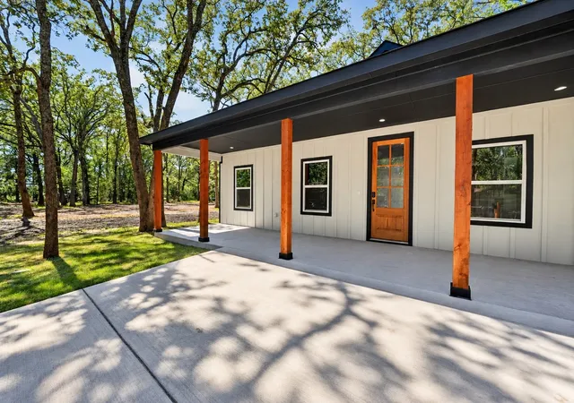 Photo 3 of Single family home for sale at 203 Seagrove Ln, Quinlan, TX 75474 | MLS# 21403181 | Listing updated on 2026-10-07