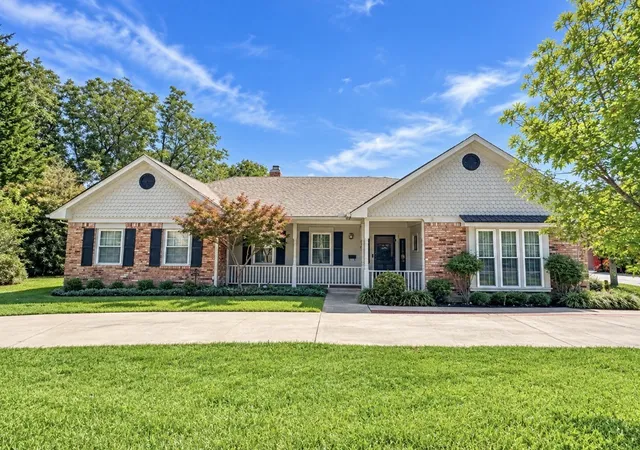 Photo 1 of Single family home for sale at 1500 E California St, Gainesville, TX 76240 | MLS# 21404319 | Listing updated on 2026-10-07