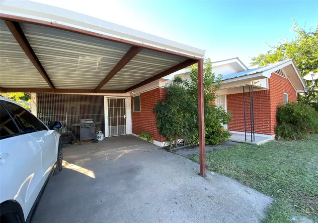 Photo 2 of Single family home for sale at 105 N Cole St, Comanche, TX 76442 | MLS# 21405078 | Listing updated on 2026-10-07