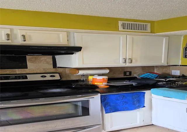 Listing Photo 5 - Condo for sale in building located at 3620 Parkridge Dr, Dallas, TX 75234 - Unit #111