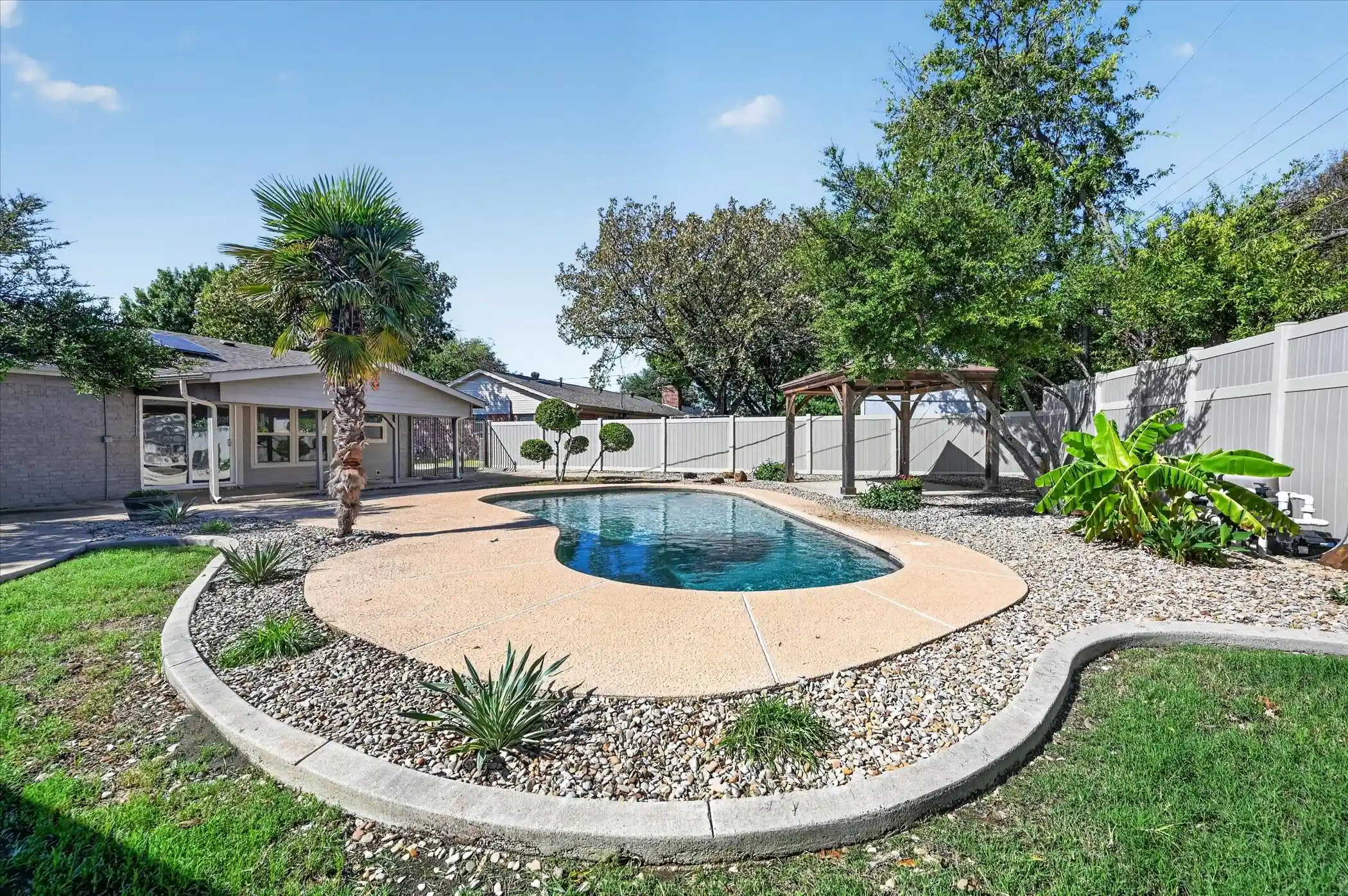 Photo 1 of Single family home for sale at 521 E Glendale St, Crowley, TX 76036 | MLS# 21404327 | Listing updated on 2026-10-23