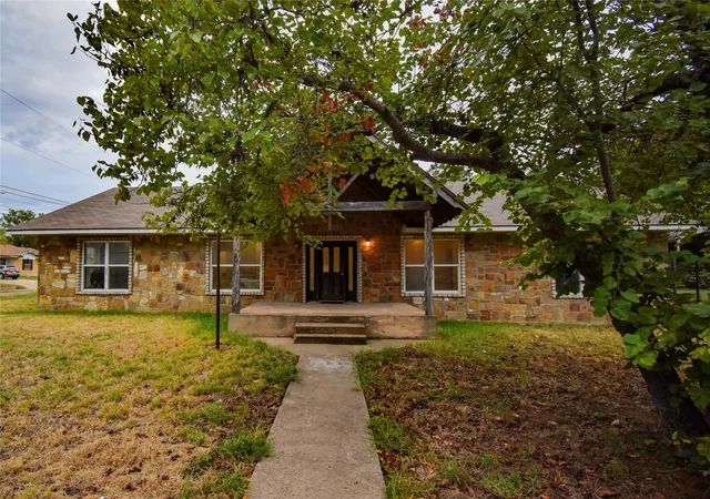 Photo 1 of Single family home for sale at 2363 W Denman, Stephenville, TX 76401 | MLS# 21404371 | Listing updated on 2026-10-07