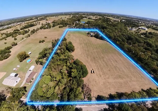 Photo 2 of Single family home for sale at 242 Oak Hl Rd, Van Alstyne, TX 75495 | MLS# 21391002 | Listing updated on 2026-10-07