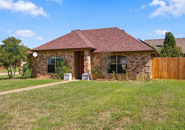 Photo 2 of Single family home for sale at 1015 Shelly Dr, Cleburne, TX 76031 | MLS# 21398290 | Listing updated on 2026-10-08