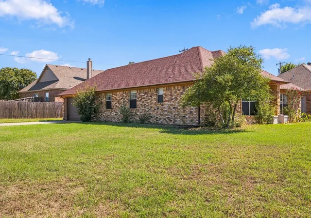 Photo 3 of Single family home for sale at 1015 Shelly Dr, Cleburne, TX 76031 | MLS# 21398290 | Listing updated on 2026-10-08