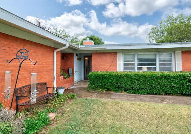Photo 2 of Single family home for sale at 302 Lexington Ave, Abilene, TX 79605 | MLS# 21405430 | Listing updated on 2026-10-07