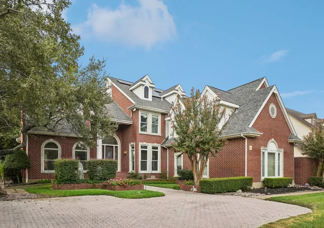 Photo 1 of Mansion for sale at 32 Victoria Dr, Rowlett, TX 75088 | MLS# 21403917 | Listing updated on 2026-10-08