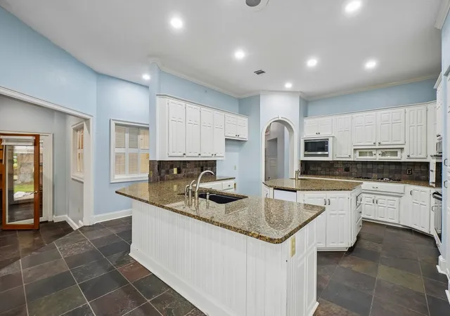 Photo 2 of Mansion for sale at 32 Victoria Dr, Rowlett, TX 75088 | MLS# 21403917 | Listing updated on 2026-10-08