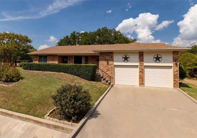 Photo 2 of Single family home for sale at 304 Lakeview Dr, Runaway Bay, TX 76426 | MLS# 21405235 | Listing updated on 2026-10-08
