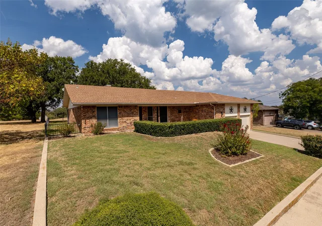 Photo 3 of Single family home for sale at 304 Lakeview Dr, Runaway Bay, TX 76426 | MLS# 21405235 | Listing updated on 2026-10-08
