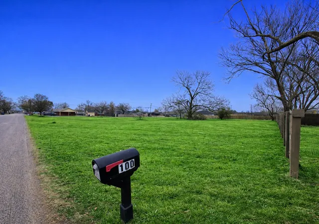 Photo 2 of Land for sale at 724 E Hughes St, Collinsville, TX 76233 | MLS# 21405059 | Listing updated on 2026-10-10