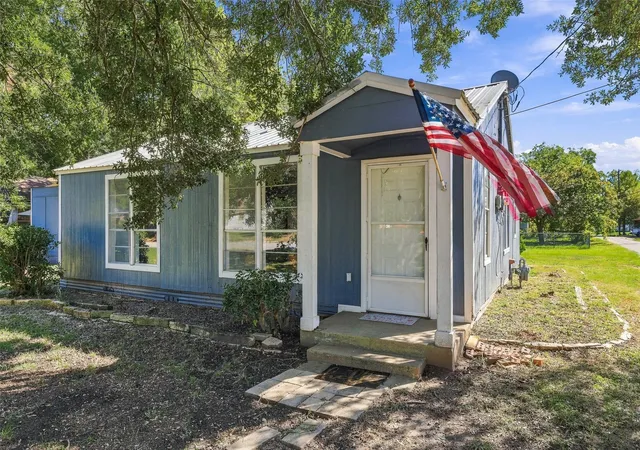 Single family home for sale at 2530 W Elm St, Denison, TX 75020 | MLS# 21400245