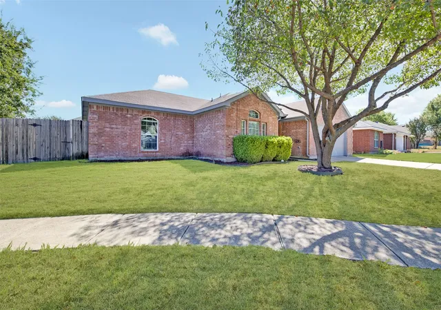 Photo 3 of Single family home for sale at 2724 Douglas Dr, Mc Kinney, TX 75071 | MLS# 21403495 | Listing updated on 2026-10-10