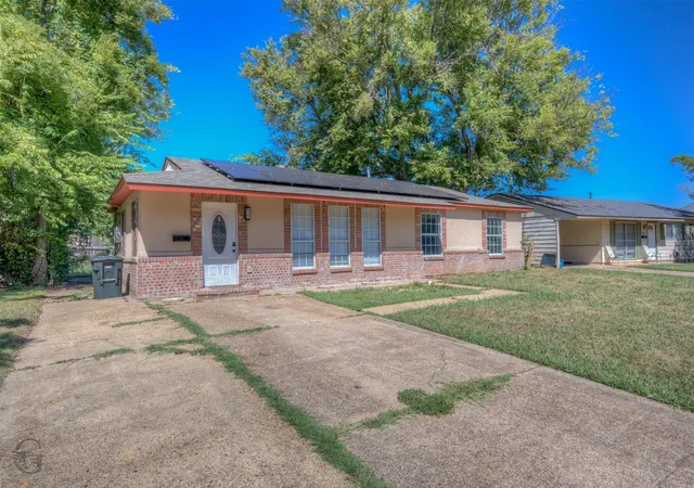 Single family home for sale at 3415 Horseshoe Trl, Bossier City, LA 71112 | MLS# 21403604