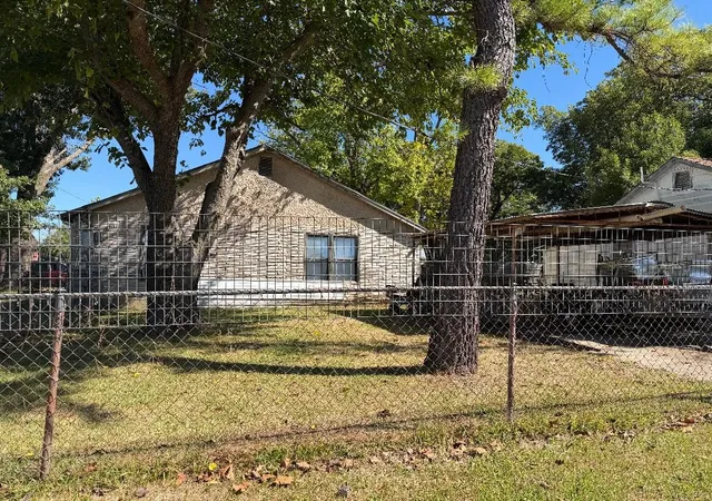 Photo 2 of Single family home for sale at 114 Wainwright St, Whitesboro, TX 76273 | MLS# 21405852 | Listing updated on 2026-10-07
