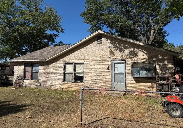 Photo 3 of Single family home for sale at 114 Wainwright St, Whitesboro, TX 76273 | MLS# 21405852 | Listing updated on 2026-10-07