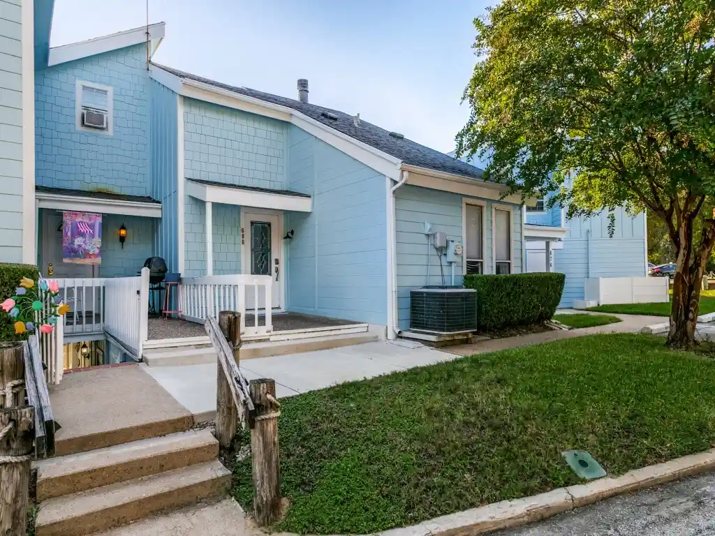 Photo 1 of Condo for sale at 680 Harbor Dr, Azle, TX 76020 | MLS# 21367030 | Listing updated on 2026-10-24