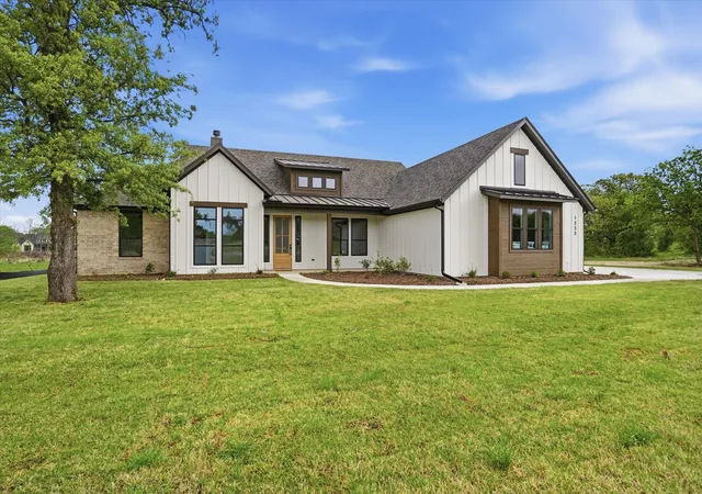 Photo 2 of Single family home for sale at 1050 Silver Sage Trl, Weatherford, TX 76085 | MLS# 21405916 | Listing updated on 2026-10-08