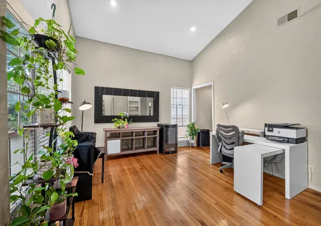 Listing Photo 5 - Condo for sale in building located at 10437 High Hollows Dr, Dallas, TX 75230 - Unit #220