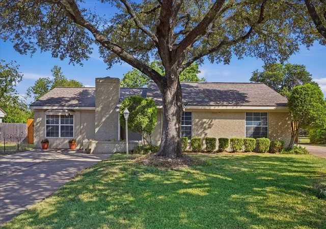 Photo 1 of Single family home for sale at 3520 South Dr, Fort Worth, TX 76109 | MLS# 21405974 | Listing updated on 2026-10-08